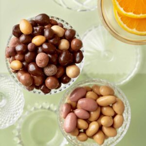 Miks dražeja sa bademom, lešnikom, malinom, brusnicom i narandžom u beloj, tamnoj i mlečnoj čokoladi