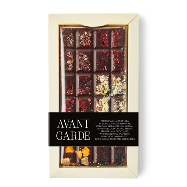 Avant Garde tamna čokolada sa liofilizovanom malinom, pistaćima, narandžinom korom, crnim susamom I kakao zrnom